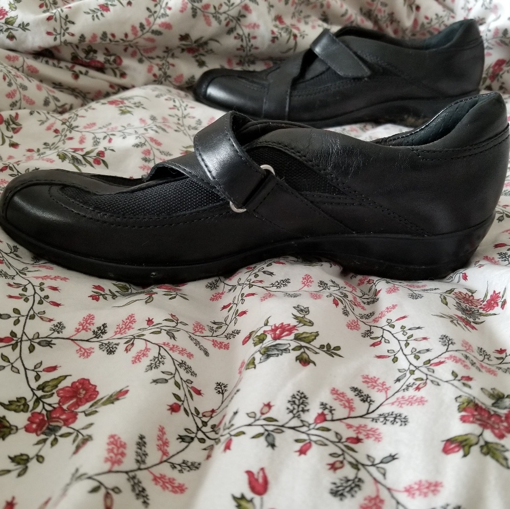 Black Clarks - Picture 3 of 4